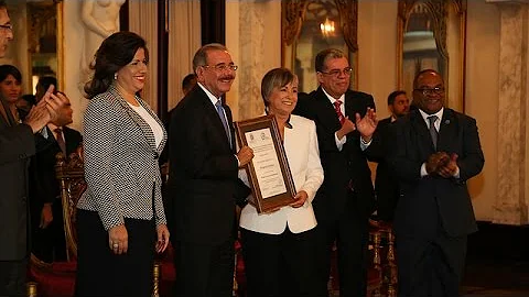 Danilo Medina entrega Premio Nacional Periodismo a...