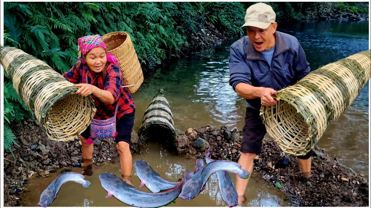 Дядя Винь и тетя Лиен плели ловушки для рыбы и поймали много рыбы, что их очень обрадовало.