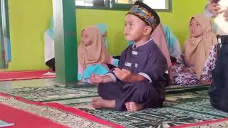 Video sebenarnya telah ditemukan - anak kecil menari naat e rasul di Indonesia.