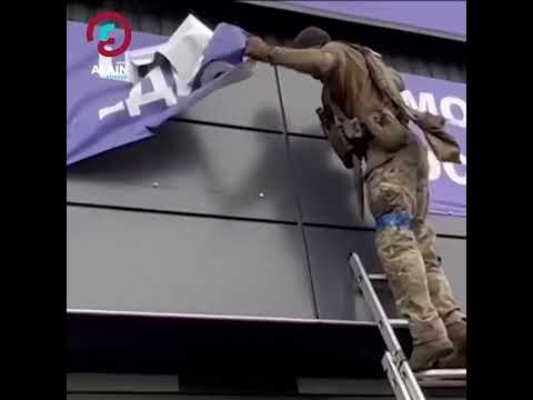 Vovchansk'ta Ukraynalı askerler Rus bayrağını yaktı