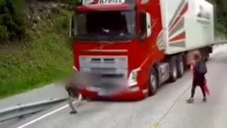 طفل ينجو من الشاحنة باعجوبة!