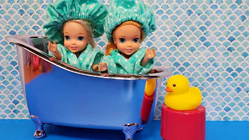 Shower time ! Elsa & Anna toddlers - cleaning - bedtime