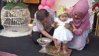 Kemeriahan Acara Tedak Sitenturun Tanah Piton Pitonsebaran Uang Adat Jawa Di Nganjuktedaksiten