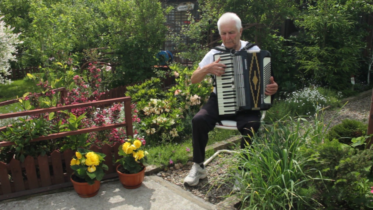 Jan Bułczyński gra na akordeonie