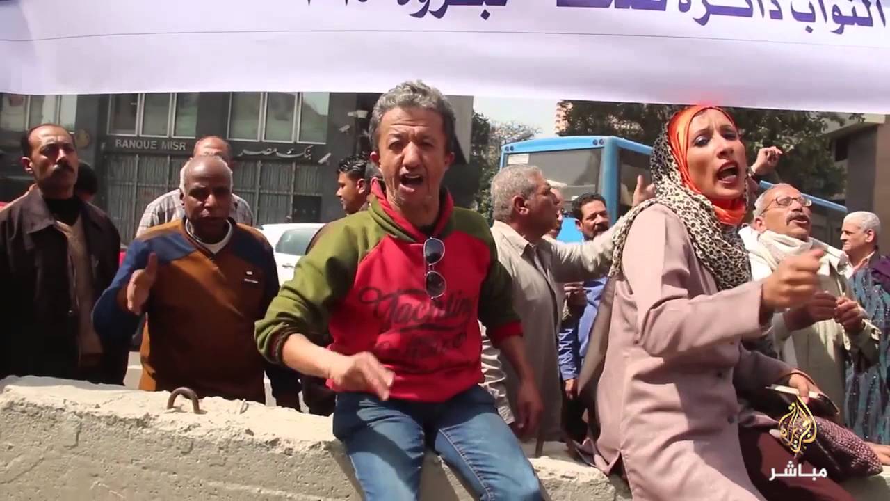نظم انصار توفيق عكاشة عضو البرلمان وقفة احتجاجية امام مجلس الشعب اعتراضا منهم علي سحب عضويته