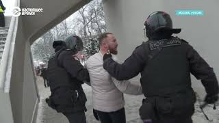 Полиция бьет электрошокером задержанного