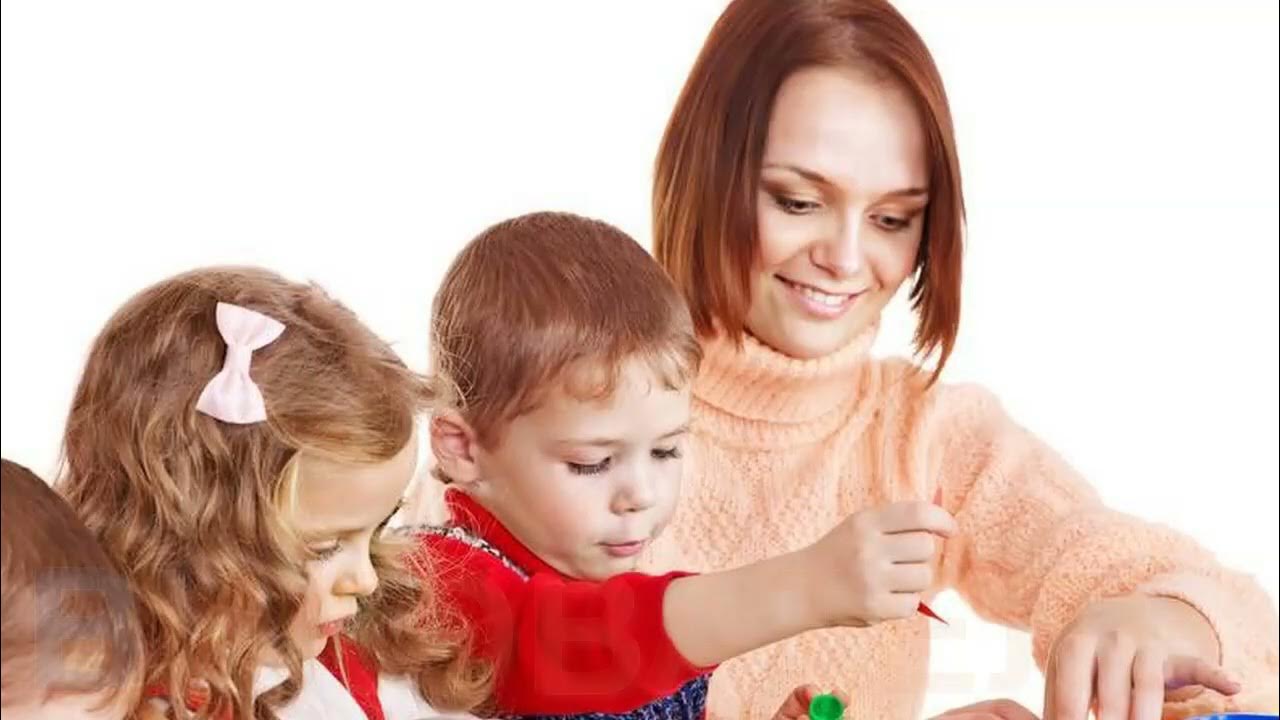 Воспитатель мультяшный. Воспитатель детского сада. Воспитатель читает детям книжку. Дети в садике с воспитателем. Воспитатель и дети в детском саду.