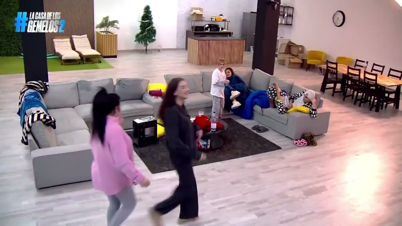 La Marrash y Nissy le echan un cubo de agua a la Falete mientras duerme -  La Casa De Los Gemelos 2