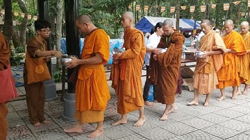 SC Phước Thanh hướng dẫn cho  Nga cúng dường nước cho Các Chư Tăng, Ni ở TV Phước Sơn, Đồng Nai, VN