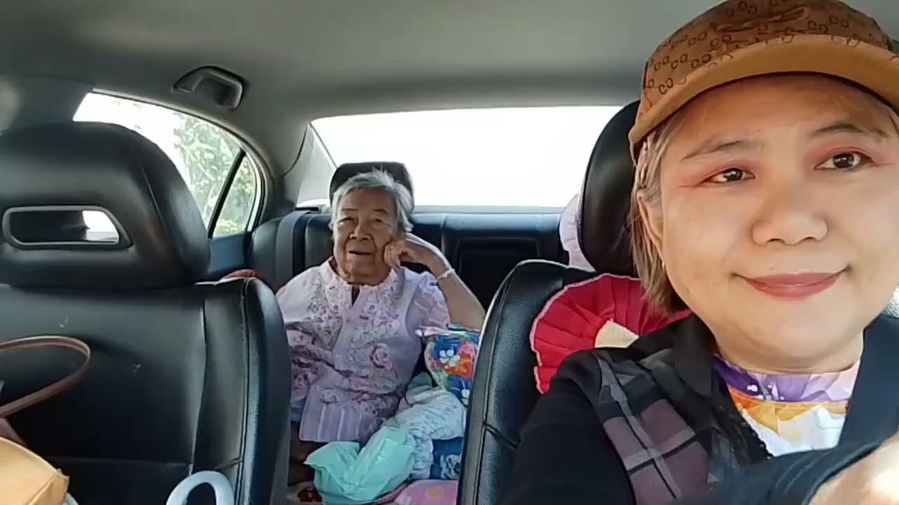 มื้อนี้พาคุณยายเลาะดูของใช้ที่โลตัสได้ดอกกุหลาบวันวาเลนไทน์ให้คุณยาย สาวสว่างคนอีสาน