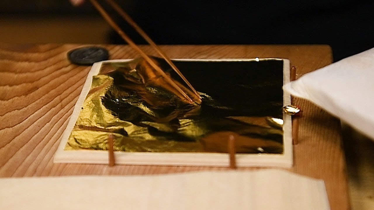 伝統の「紙技」 和紙「箔合紙」を作る手漉き作業と箔合紙に金箔を