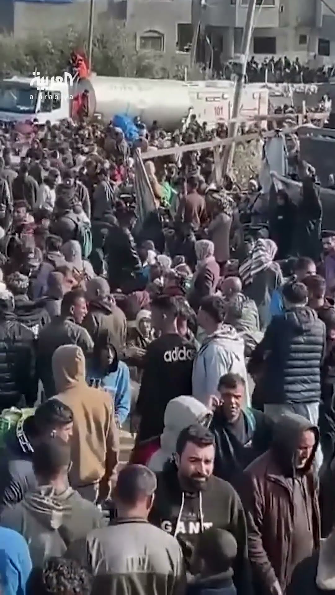 تجمع آلاف النازحين بوادي غزة على أمل العودة لشمال القطاع