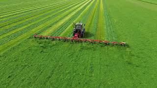 gras schudden en voorjaarswerk bouwland bemesten .oost Groningen farmer