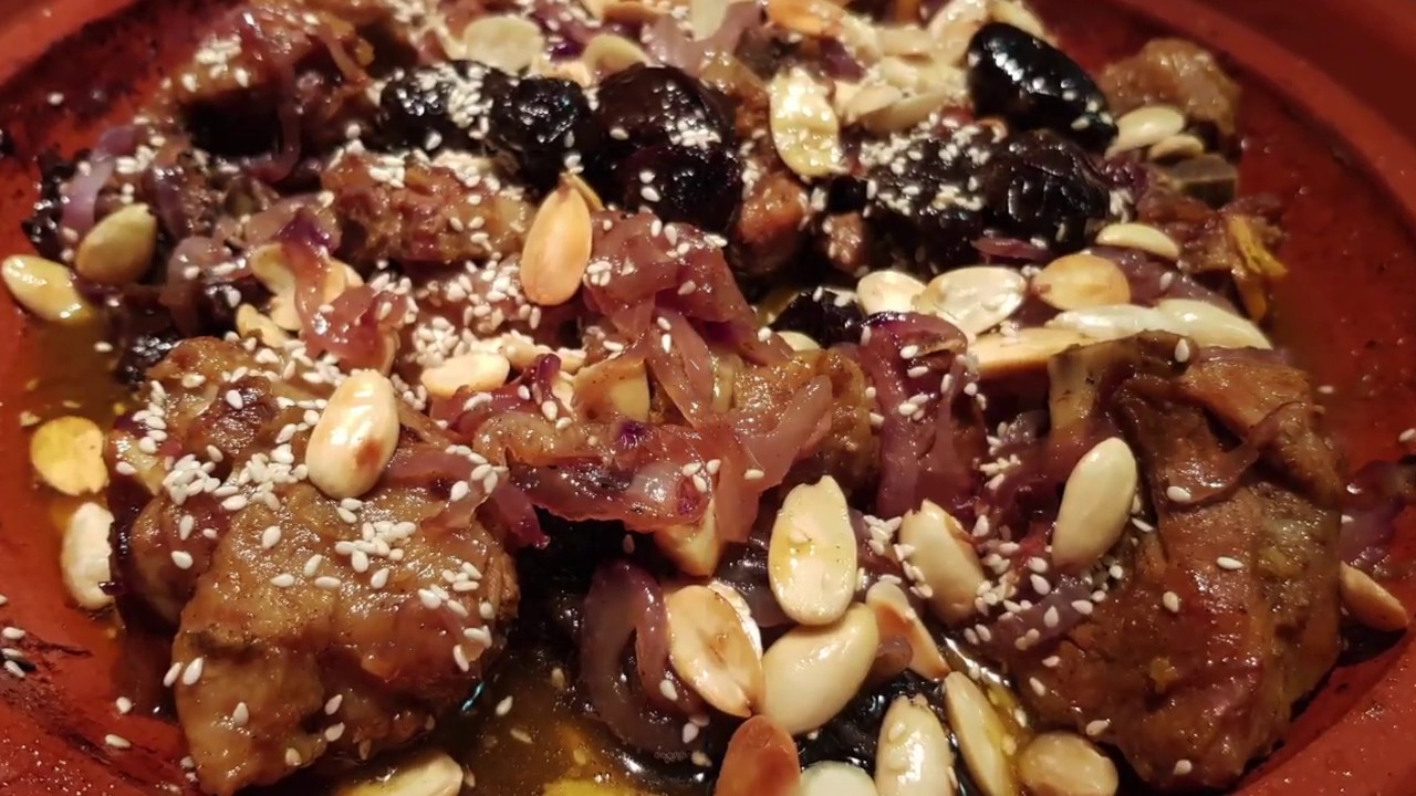 Tajine di agnello con prugne e mandorle