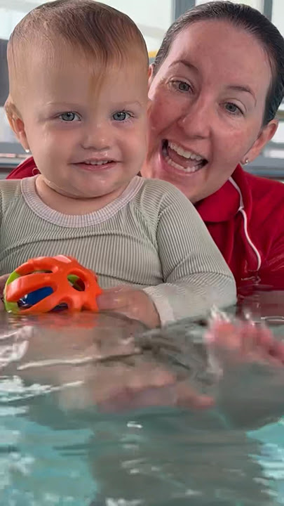 Bayi Berenang, Menendang, dan Mengapung di Tepian #renangbayi #renang #kolam #waktukolam #belajarrenang #sekolahrenang