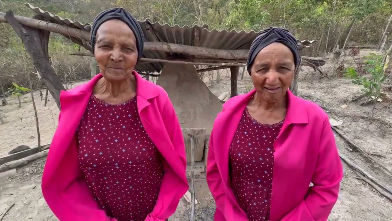 IRMÃS SE VESTEM IGUAL HÁ 70 ANOS - CAPELINHA MG