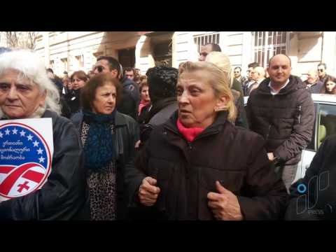 \"ნაცმოძრაობის\" მხარდამჭერები \"რუსთავი 2\"-ის აქციაზე: მაგას ჰგონია ფულის კუბოს შოუკერავენ?!