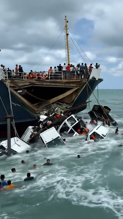 Detik detik Kapal Runtuh di Tengah Laut #shorts