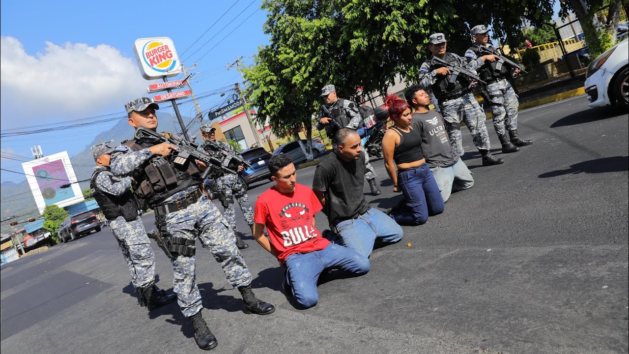 Estos Sujetos Asaltaban con Arma en la 75 av. Norte de San Salvador