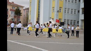 4D sınıfı öğrencilerinin Bu Gala Daşlı Gala adlı halk oyunu gösterisi