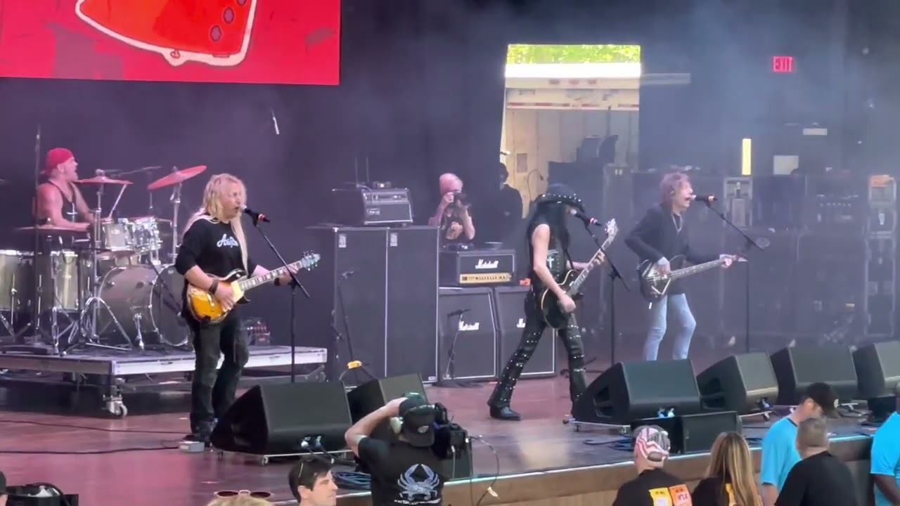 Britny Fox “Louder” live