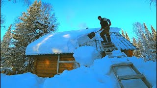 Дом в тайге! Спасаю избу от снега! Красота северной природы! Готовлю еду в печи. Таёжный быт.