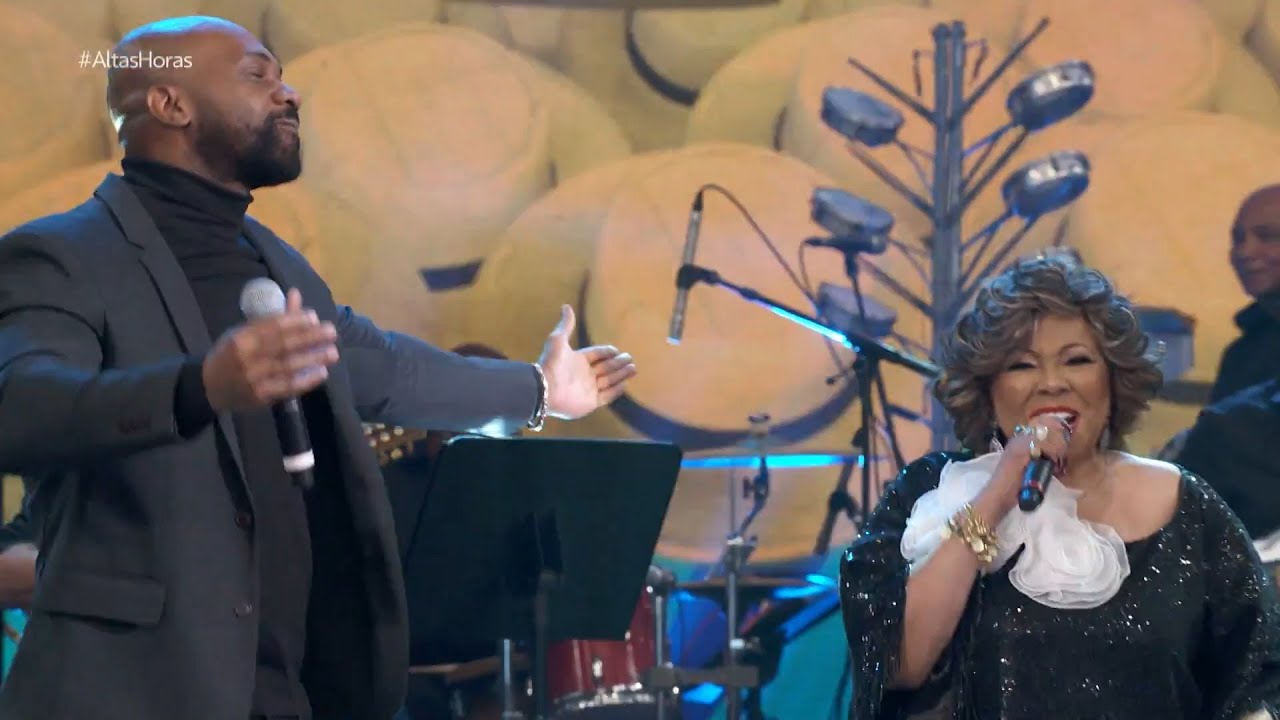 Alcione e MV Bill cantam 