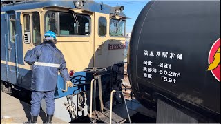 国鉄EF65形2000番台2070号機（赤プレート・国鉄色）とタキ18B（両）が倉賀野駅4番線で警笛を鳴らして切り離されるシーン（臨8877レ・新A53・石油輸送）2024.2.16