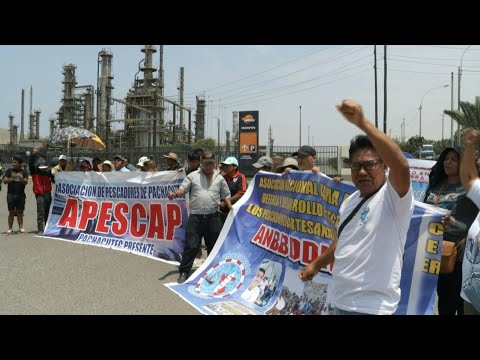 Pescadores protestan en Perú contra Repsol al cumplirse dos años de derrame petrolero | AFP