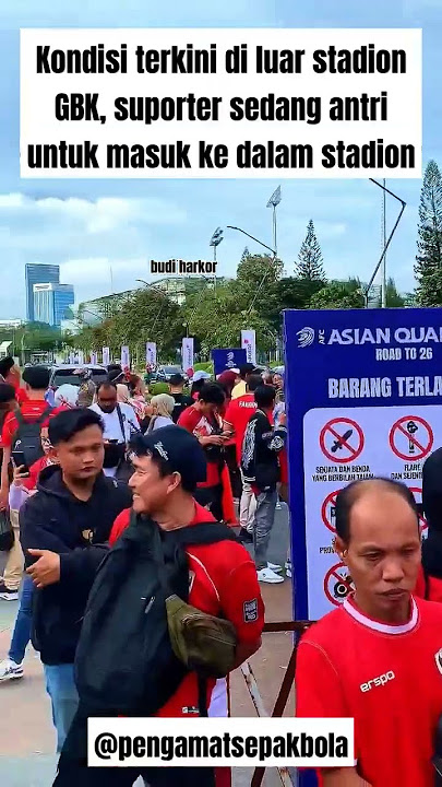 KONDISI TERKINI DI LUAR STADION GBK, SUPORTER TIMNAS SEDANG ANTRI UNTUK  MASUK KE DALAM STADION GBK