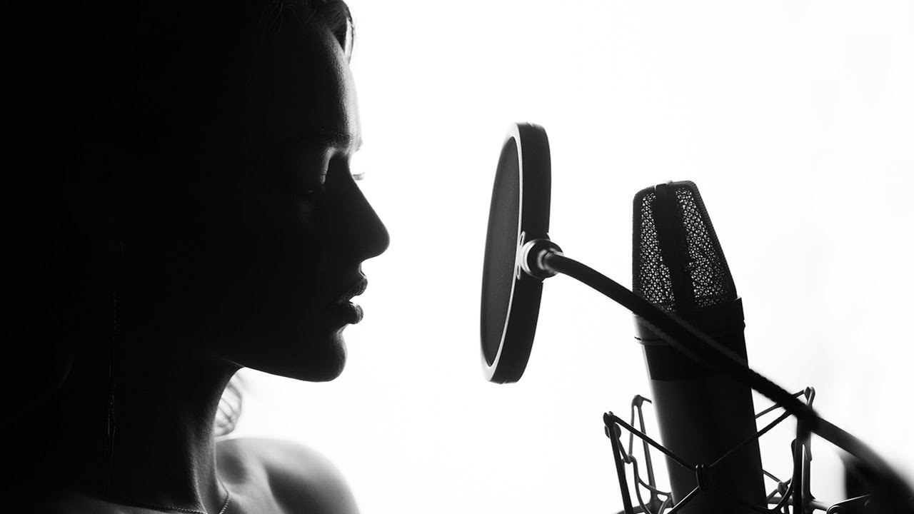 Vocal man. Говорит в микрофон. Микрофон Хесуса.