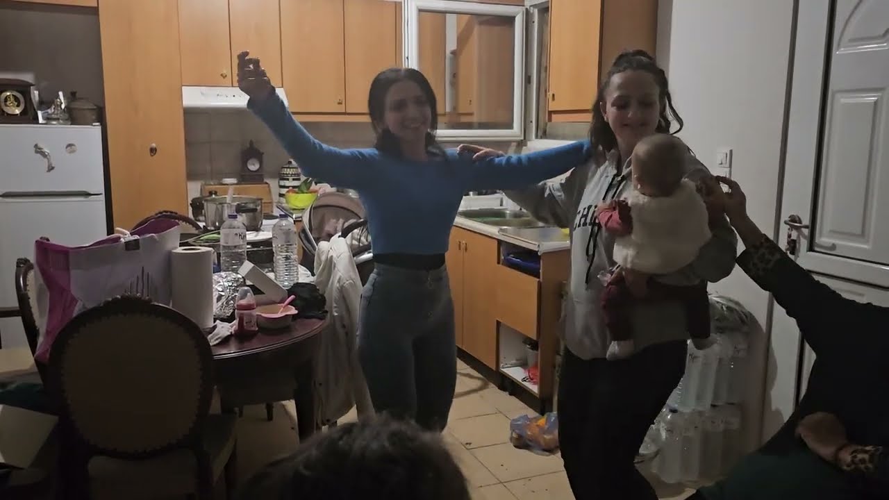 Παλιό κρασί με κέρασε του ταβερνιάρη η κόρη ..περασαμε τέλεια   απλά  και όμορφα