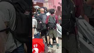 Les images du clash des anti-Zemmour tentant de pénétrer dans l’hôtel Océania à Brest