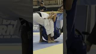 No Arm Triangle submission taught by Zach Kaina | AOJ+ aojplus.com screenshot 5