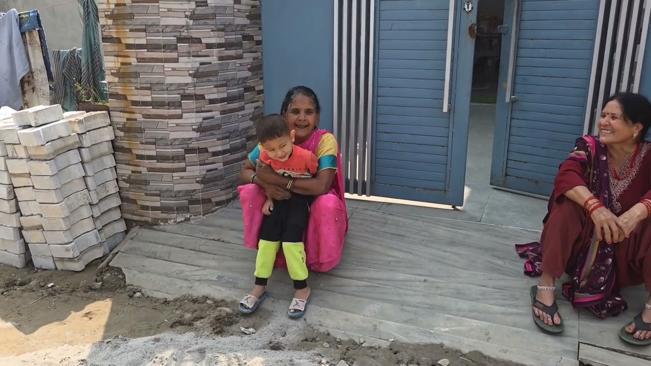 घर के सामने नई सड़क बन रही है, दिल में खुशी ही खुशी है 😊