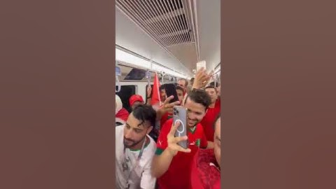 القارئ البوسني فاتح سيفيراجيك يقرأ آيات من القرآن الكريم داخل إحدى محطات المترو في #قطر🇲🇦🇵🇸