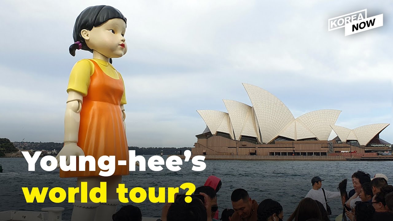 Squid Game's “Red Light, Green Light” doll visits Australia and Mexico -  YouTube