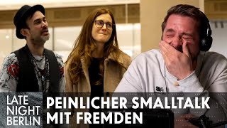 Klaas „trainiert“ seine Mitarbeiter:innen im Smalltalk Late Night Berlin