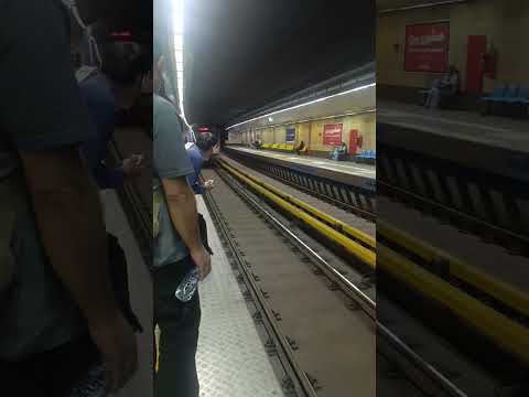 ایران تهران ریل مسافر مسافرين قطار مترو انتظار ایستگاه