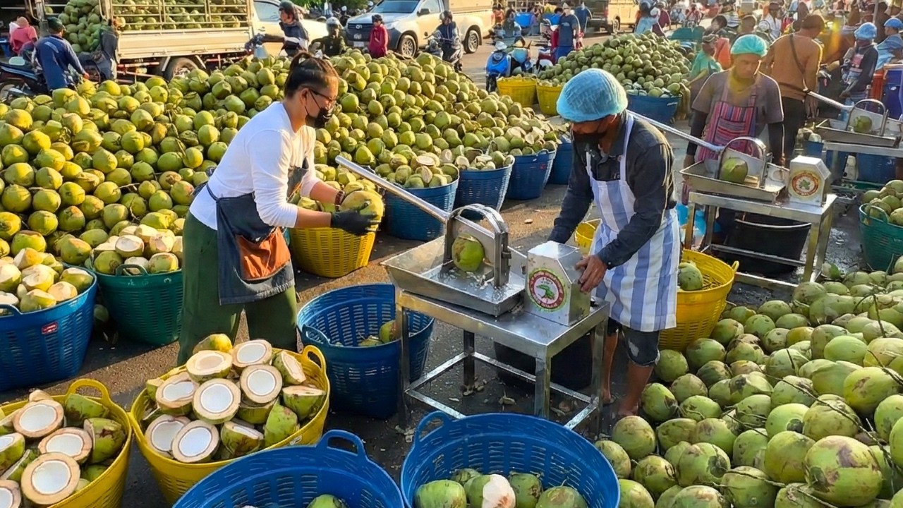 เหมือนโรงงาน! ปอกมะพร้าววันละ 3,000 ลูก? วุ้นมะพร้าว 10 บาท ถูกมาก - ตลาดพี่ญาคนรุม