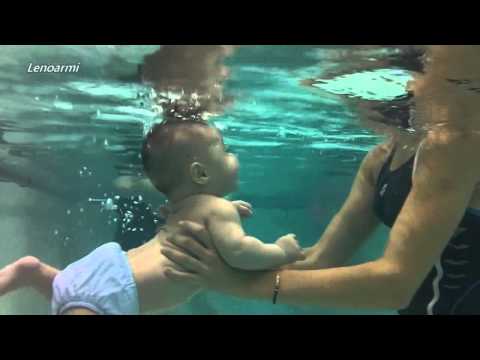 Vídeo: Como Ensinar Um Recém-nascido A Nadar