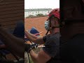 Cette patiente de 73 ans est évacuée par son balcon ! | Enquête Choc