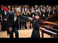 有名ピアニストに嘲笑された盲目の少女、その後演奏して世界を沈黙させた