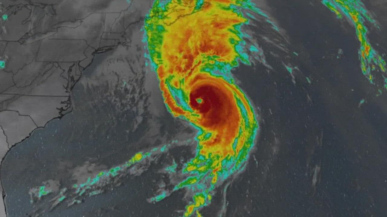 Powerful Hurricane Fiona roars by Bermuda, heads toward Canada - YouTube