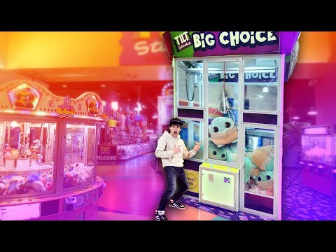 Playing EVERY Claw Machine in this HUGE Arcade!