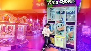 Playing EVERY Claw Machine in this HUGE Arcade! screenshot 1