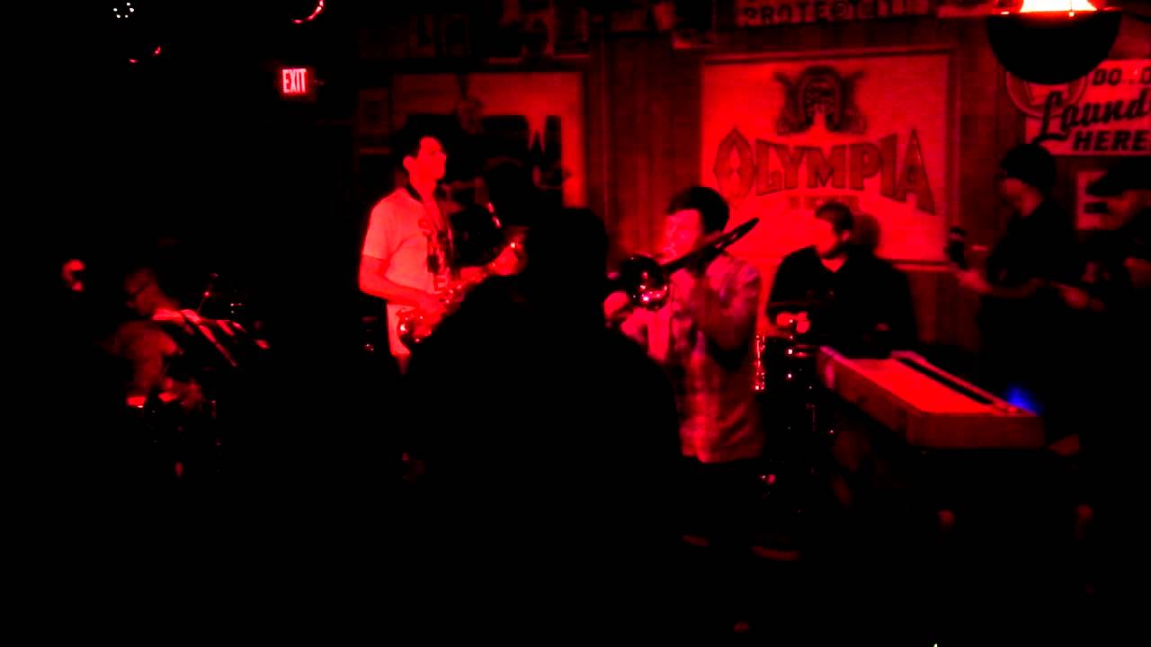 Guarda Polyrhythmics Live @ The Eastside 11.17.11 - "The Imposter" su YouTube Guarda Polyrhythmics Live @ The Eastside 11.17.11 - "The Imposter" su YouTube