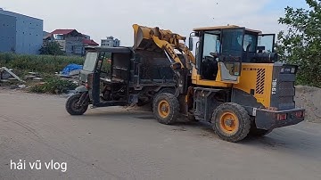 Máy xúc lật múc cát lên công nông ba bánh#congnongbabanh