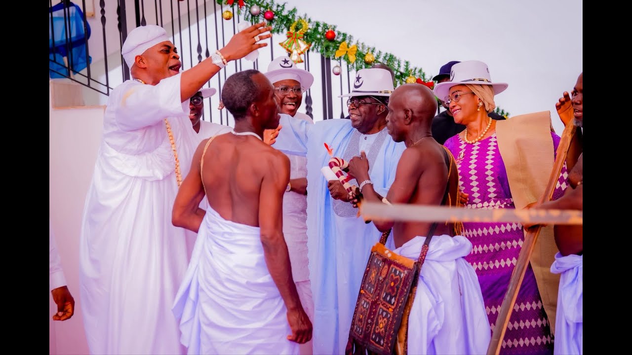 В преддверии фестиваля Эйо президент Тинубу принял участие в процессии «Иджаде Опа Эйо» в Лагосе.