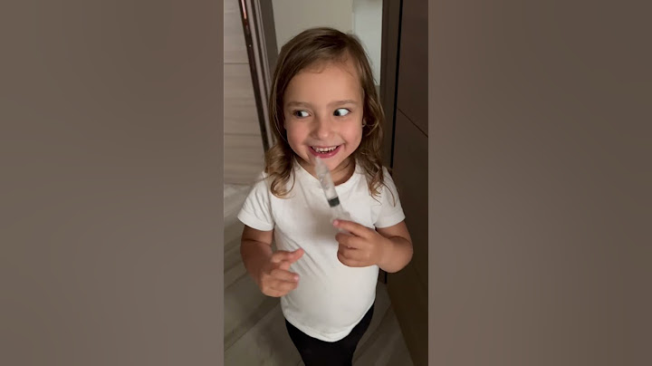 🤣 BEBÉ TRAVIESO BROMA A SU HERMANA QUE ESTÁ ENFERMA 🤒 #viral